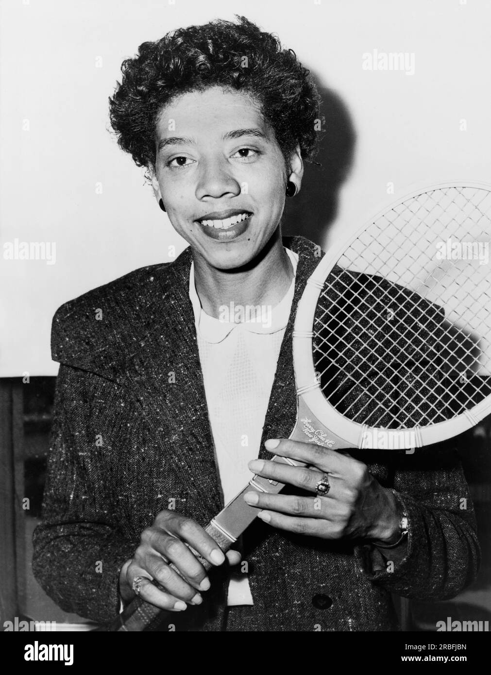 Stati Uniti: 1956 Un ritratto di Althea Gibson che tiene una racchetta da tennis. Foto Stock