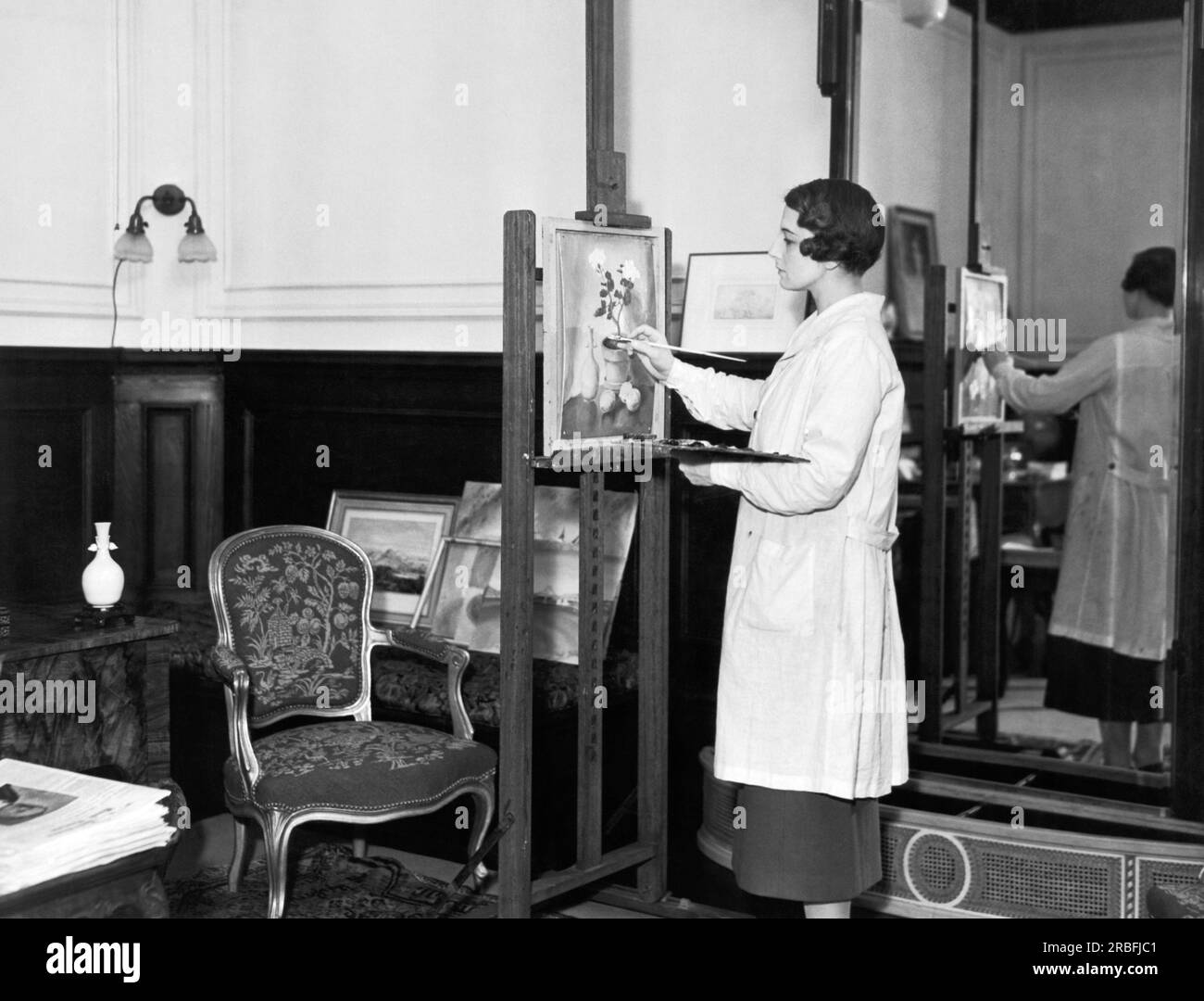 California: Ottobre 1935 la campionessa di tennis Helen Wills Moody dipinge su un cavalletto in casa sua. Foto Stock