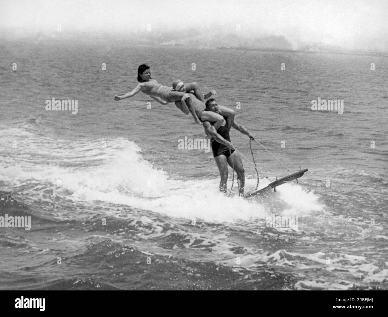 San Diego Bay, California c. 1926 questa tripla pila è stata condannata quando il passeggero superiore ha perso il suo equilibrio mentre cavalcava un idrovolante. Foto Stock