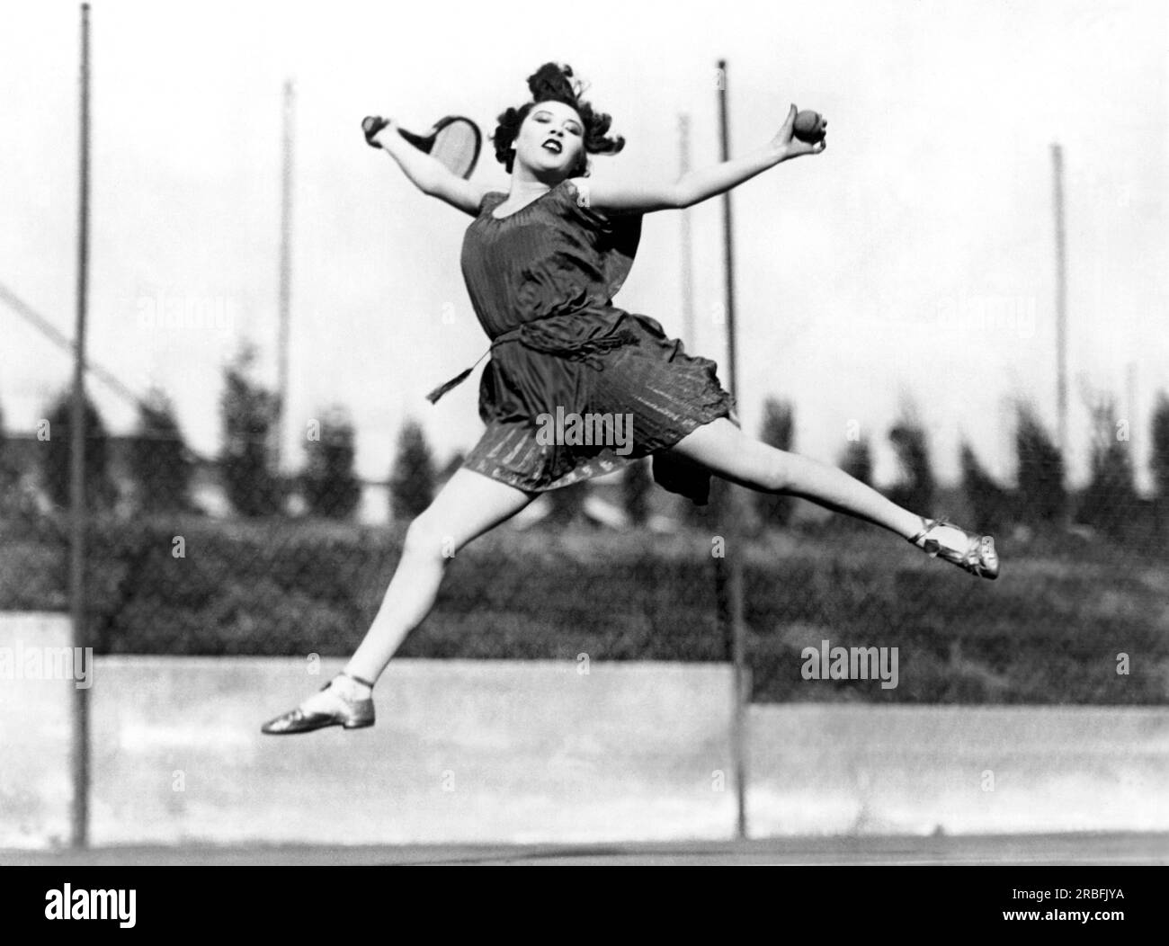 Hollywood, California: 1927 l'attrice Yola d'Avril, prima giocatrice nazionale, crede nel tenersi in forma sui campi da tennis. Foto Stock