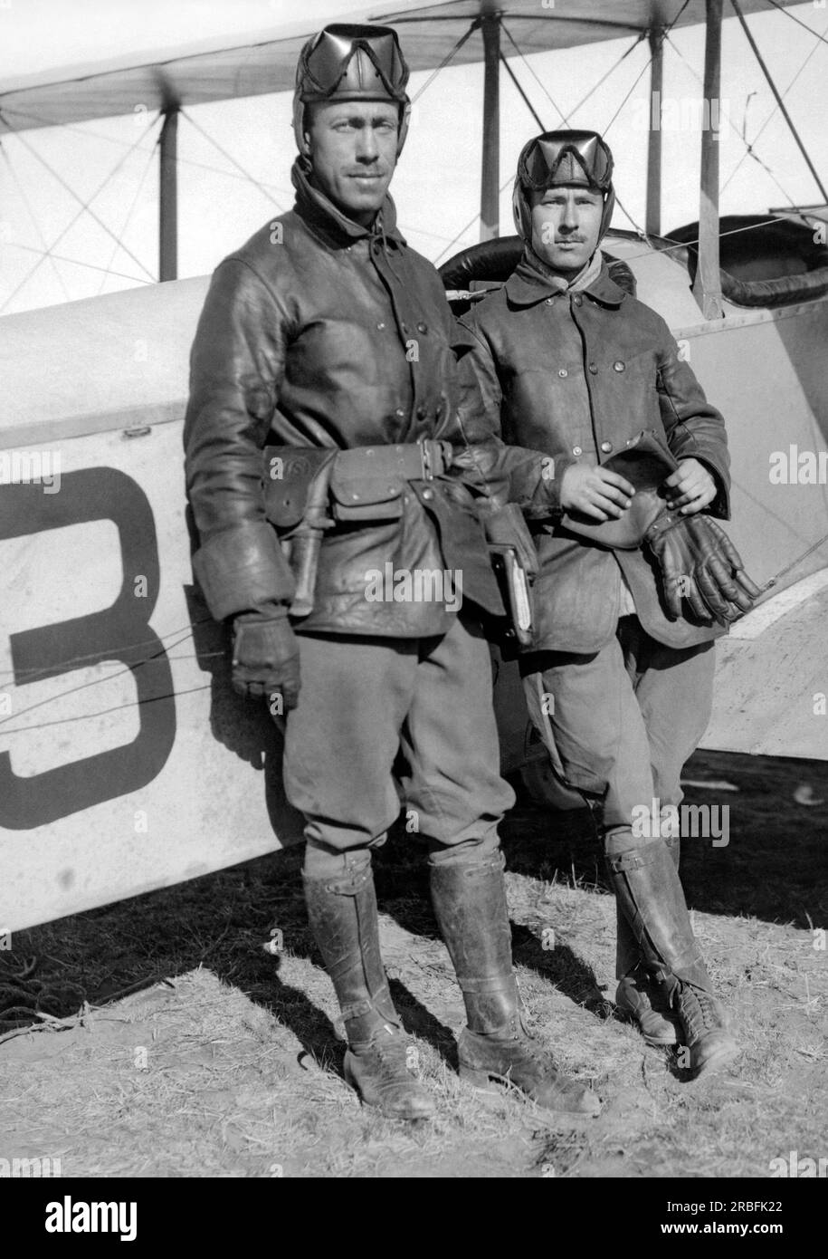 Casas grande, Messico: 12 aprile 1916 due piloti dell'United States Army Aero Corps che prestavano servizio con la campagna delle forze di spedizione in Messico con il loro aereo in rotta da San Antonio, Chihuahua, Messico, a Columbus, nuovo Messico per portare notizie attuali su Pancho Villa. Hanno fatto il viaggio di 330 miglia in quattro ore e dieci minuti. Foto Stock