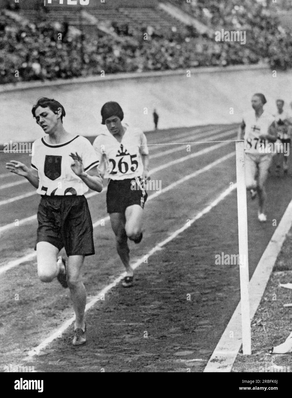 Amsterdam, Paesi Bassi: La corridrice tedesca Lina Radke nel 1928 vince la gara femminile dei 800 metri ai Giochi olimpici estivi del 1928. Foto Stock