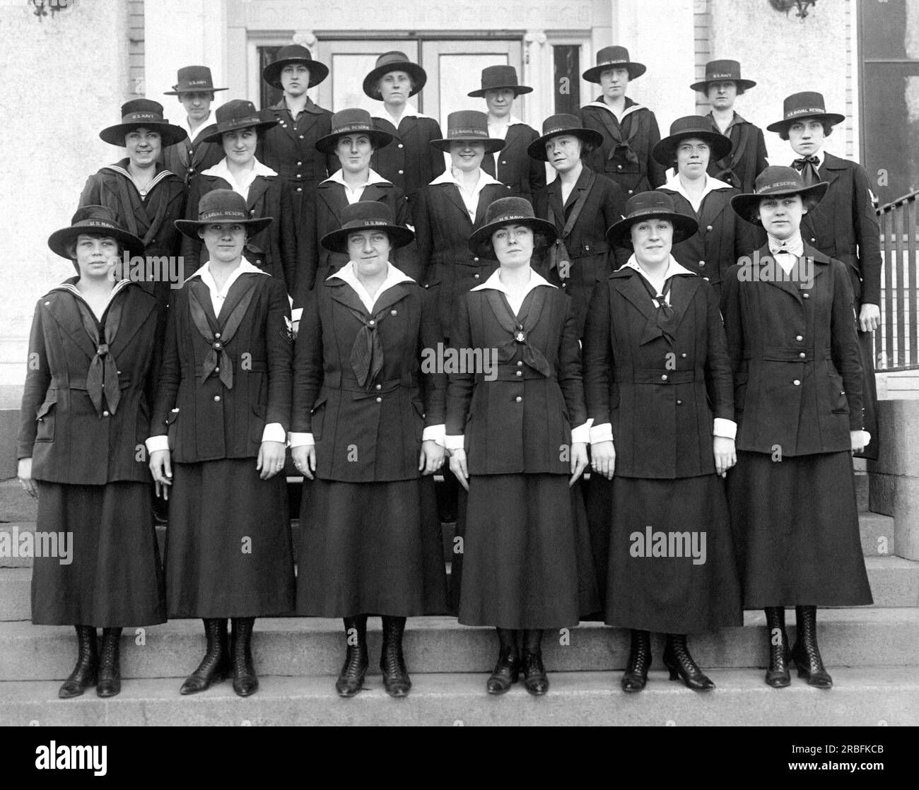 Vallejo, California: 1918 donne yeoman davanti agli Stati Uniti Ospedale Navale a Mare Island. Notate la varietà di modi in cui i loro cappelli sono stati modellati. Con alcune fasce di cappello contrassegnate con "U.S. Navy". E altri sono contrassegnati come "U.S. Naval Reserve". Foto Stock