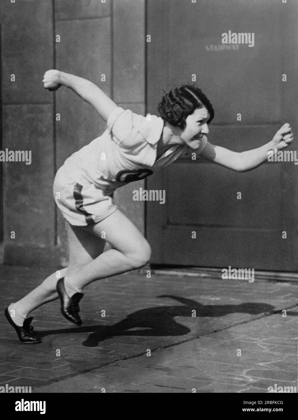 Newark, New Jersey: Gennaio 1928, la star del circuito Catherine Donovan, detentrice del record indoor di 800 metri, si allena per le Olimpiadi del 1928. Foto Stock