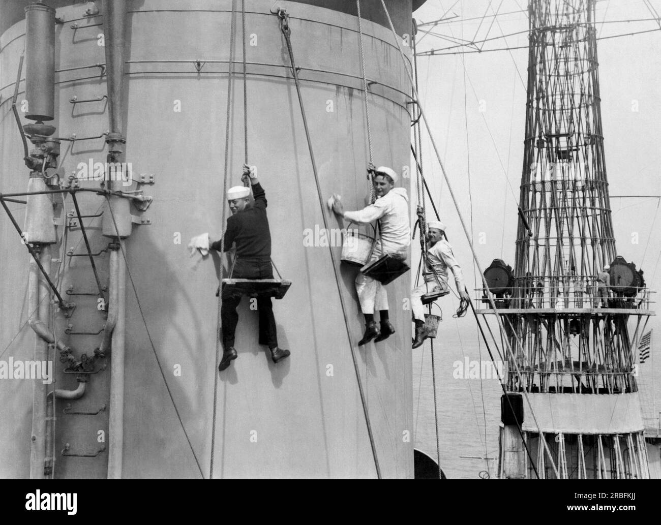 Stati Uniti: 1919 circa Marinai della Marina che puliscono le pile sulla nave da battaglia super-dreadnaught, la USS Pennsylvania. Foto Stock