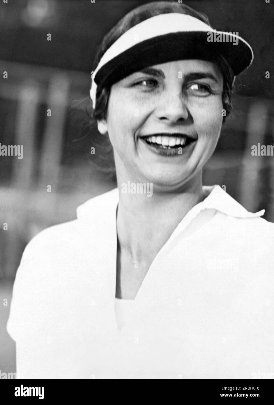 Berkeley, California: 20 dicembre 1929 la campionessa di tennis Helen Wills sorride mentre gioca a tennis a casa sua. Presto si sposerà con Frederick Moody. Foto Stock