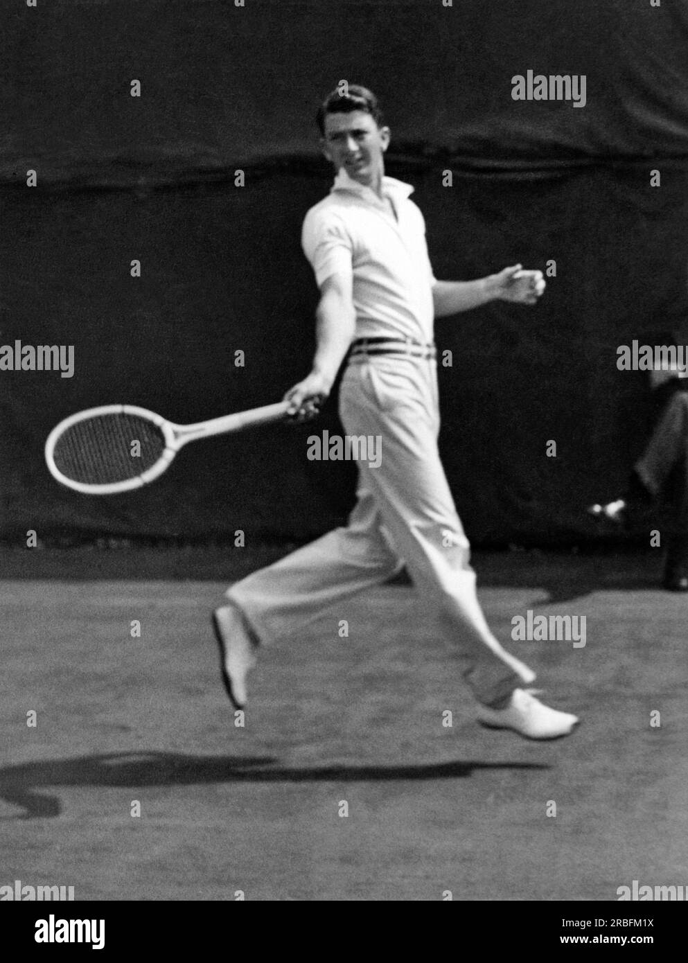 Philadelphia, Pennsylvania c. 1929 John Van Ryn degli Stati Uniti torna indietro contro Jack Wright del Canada nella partita di Coppa Davis di oggi Foto Stock