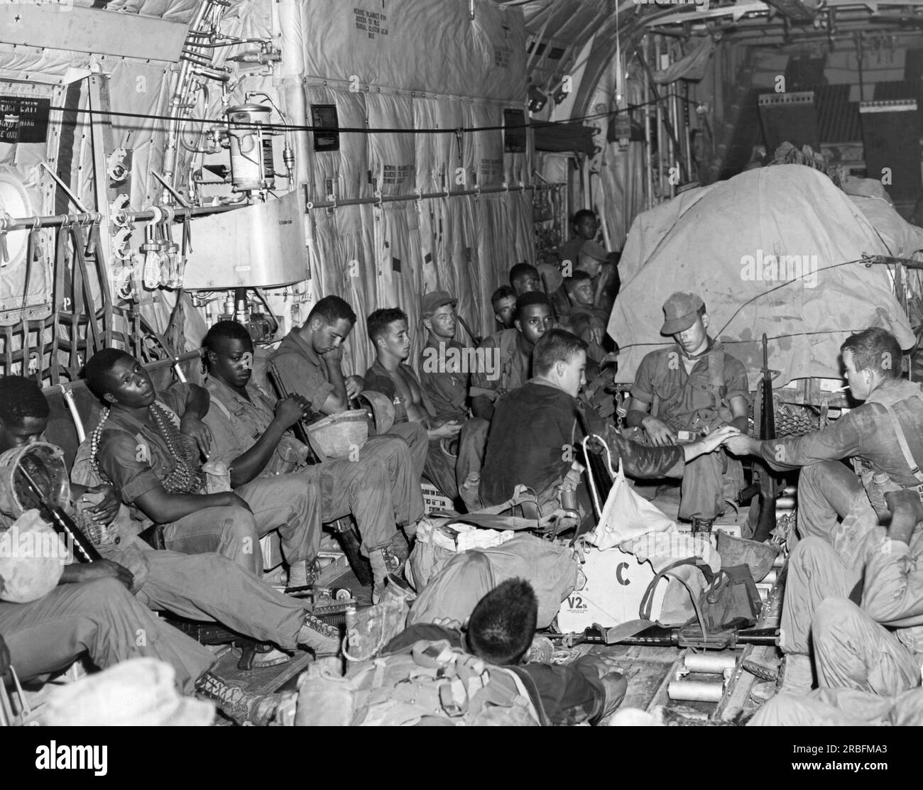 Vietnam: Giugno 1966 Un U.S. L'Air Force C-130 con i soldati della 101st Airborne Division si dirige verso l'operazione Austin a nord di Saigon. Foto Stock