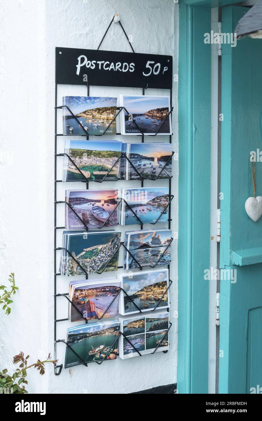 Esposizione di cartoline presso il negozio di articoli da regalo Mousehole. Mousehole Village Cornwall, Regno Unito Foto Stock
