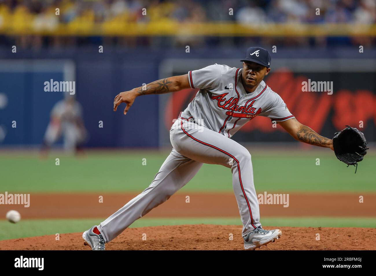 St Petersburg, FL USA; il lanciatore di rilievo degli Atlanta Braves Raisel Iglesias (26) cerca di lanciare una palla al centro durante una partita della MLB contro i Tamp Foto Stock