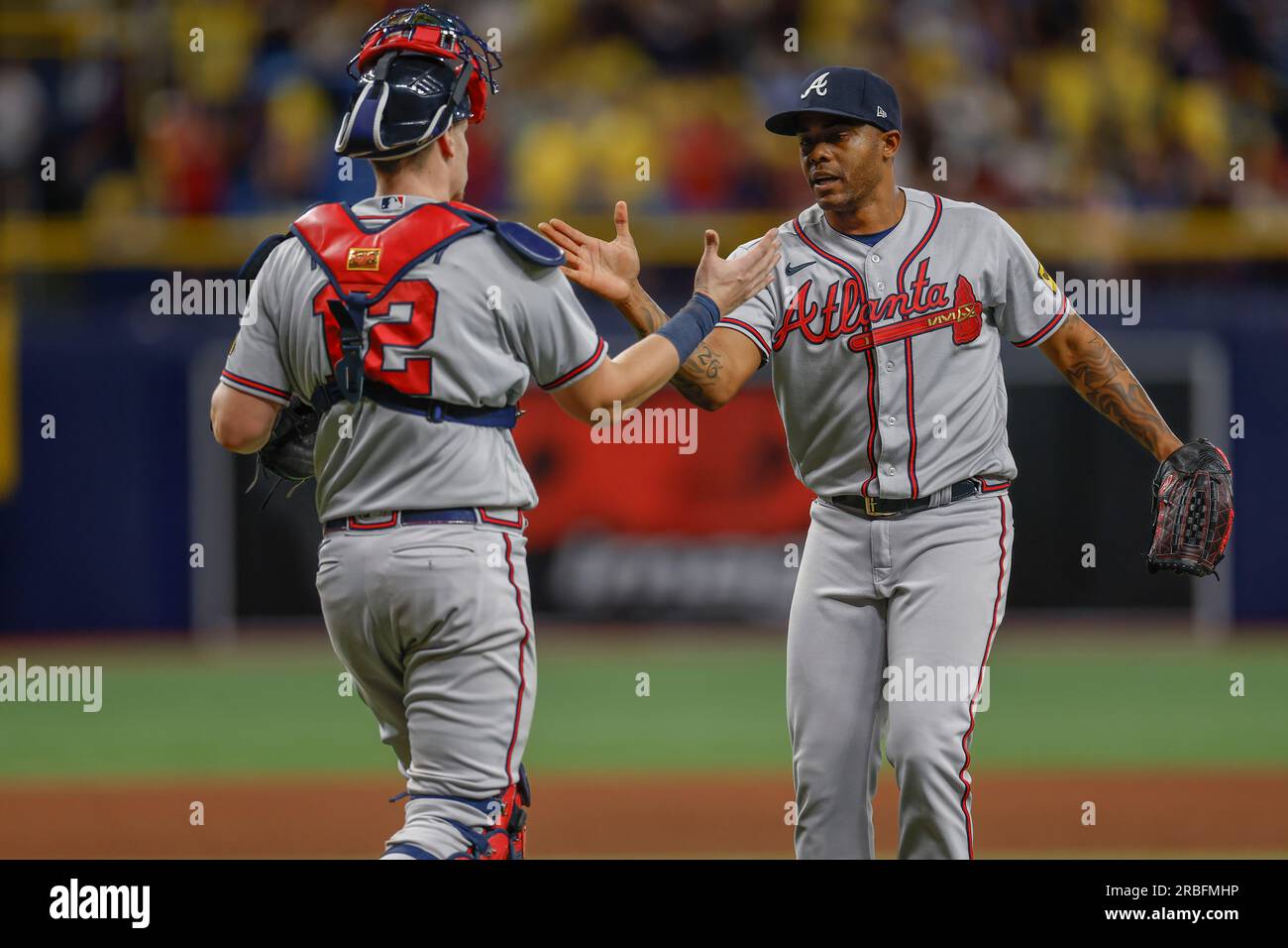 St Petersburg, FL USA; il ricevitore degli Atlanta Braves Sean Murphy (12) si congratula con il lanciatore Raisel Iglesias (26) per la salvezza dopo una partita della MLB a venerdì Foto Stock