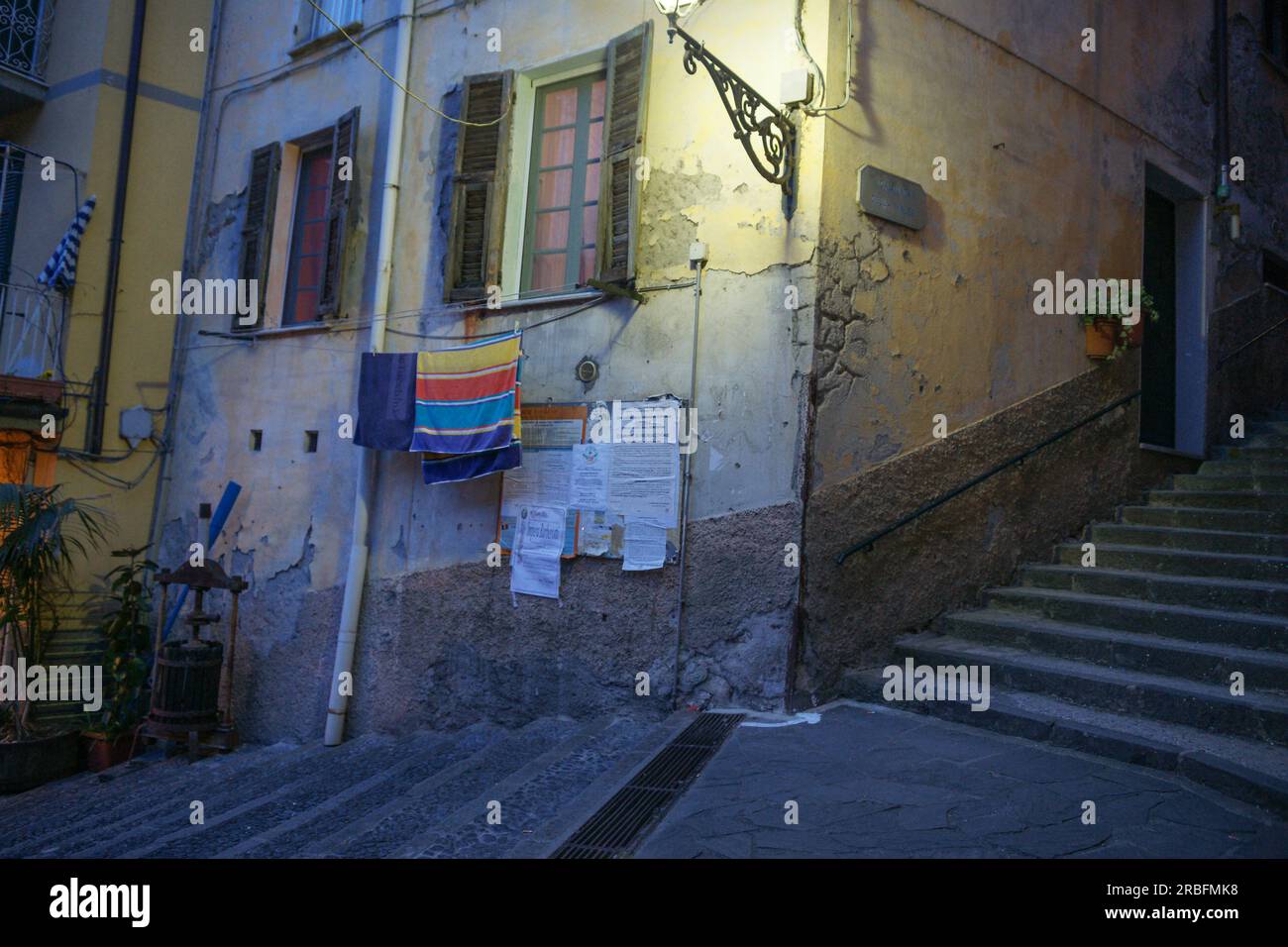 Riomaggiore Italia - aprile 26 2011; ampi gradini su e tra edifici con semafori e insegna hotel nelle cinque terre. Foto Stock