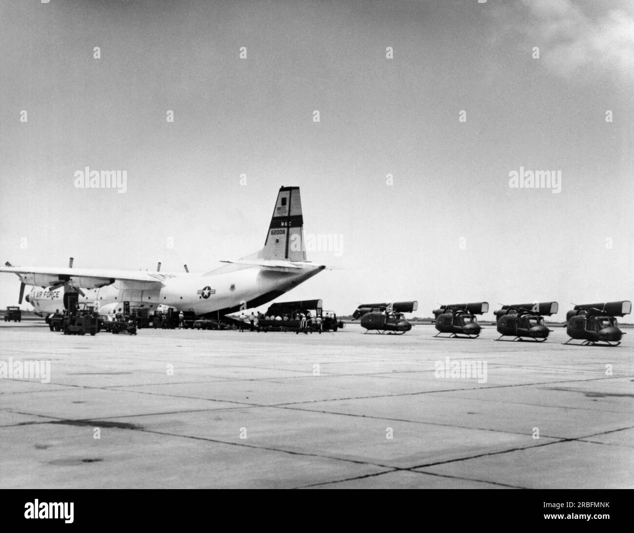 Corpus Christi, Texas: 12 marzo 1968 ripara elicotteri UH-1 Huey caricati in modo "salvadanaio" a bordo di un aereo C-133 Cargomaster per la consegna nella guerra del Vietnam. Foto Stock