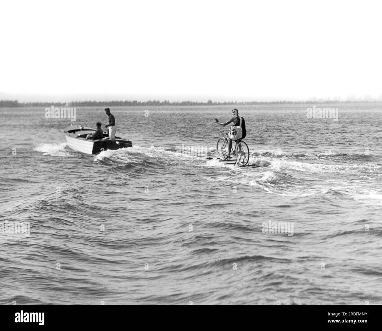 Miami Beach, Florida: c. 1932 la star dell'Aquaplane George Dailey cavalca una bicicletta d'acqua per i film. Foto Stock