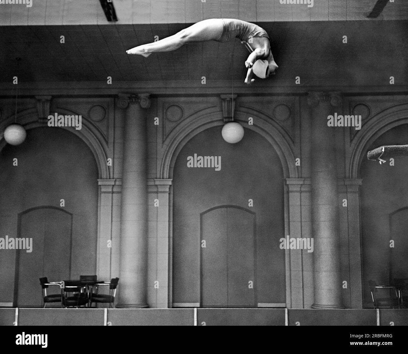 San Francisco, California: c. 1939 la campionessa nazionale di trampolini Helen Crlenkovich che mostra la sua forma perfetta in un'immersione pratica, Foto Stock