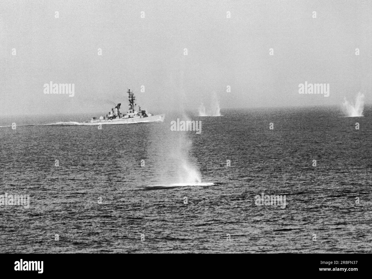 Vietnam del Nord: Il 10 dicembre 1967 il cacciatorpediniere missilistico guidato USS McCormick viene lanciato da batterie costiere del Vietnam del Nord mentre pattuglia nel Golfo del Tonchino. Foto Stock