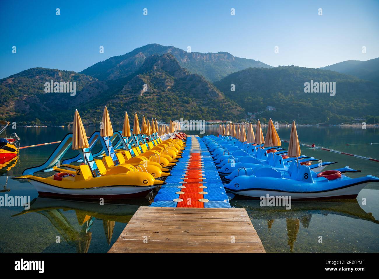 Catamarani colorati sulla spiaggia di Oludeniz senza persone al mattino Foto Stock