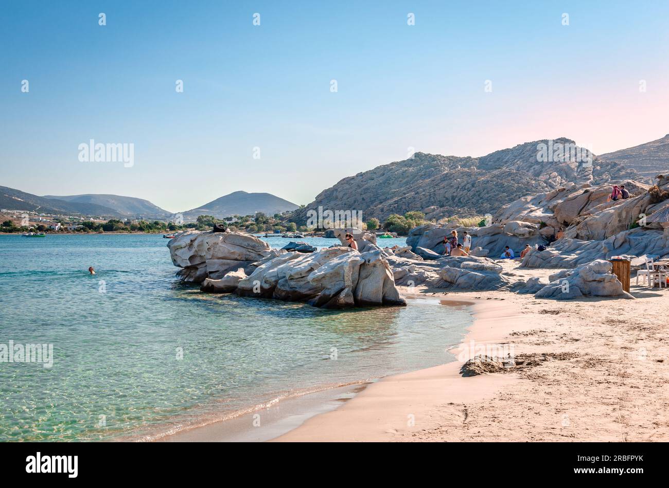 Spiaggia di Colymbithres, una delle spiagge più famose dell'isola di Paros, situata nella baia di Naousa. Cicladi, Grecia. Foto Stock