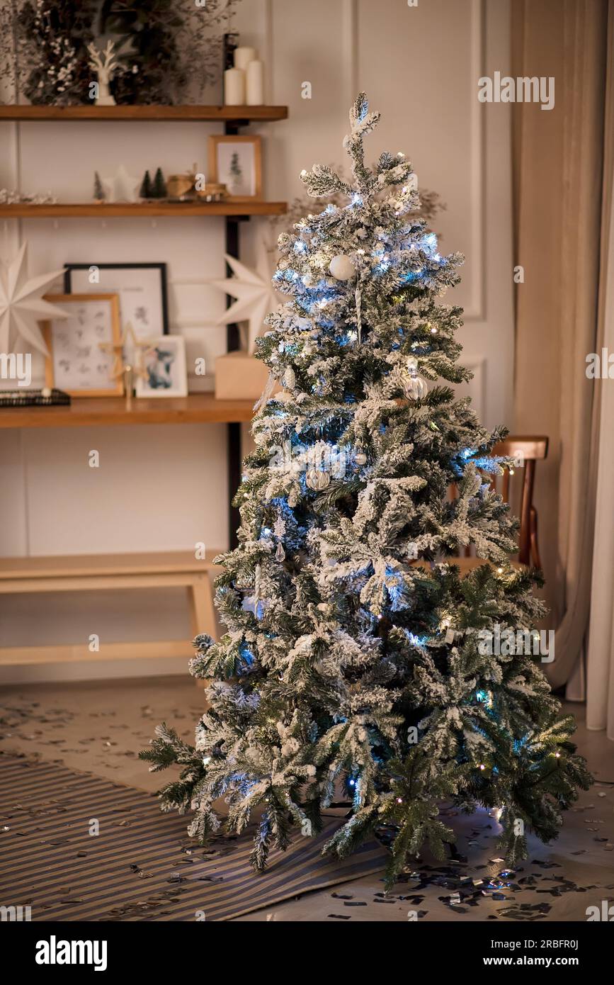Albero di Natale in camera, interni dal design chiaro e blu Foto Stock