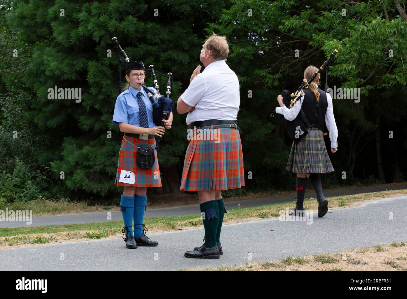 Un bagpiper si riscalda prima della gara in solitaria ai Skagit Valley Highland Games di Mount Vernon, Washington, sabato 8 luglio 2023. Foto Stock