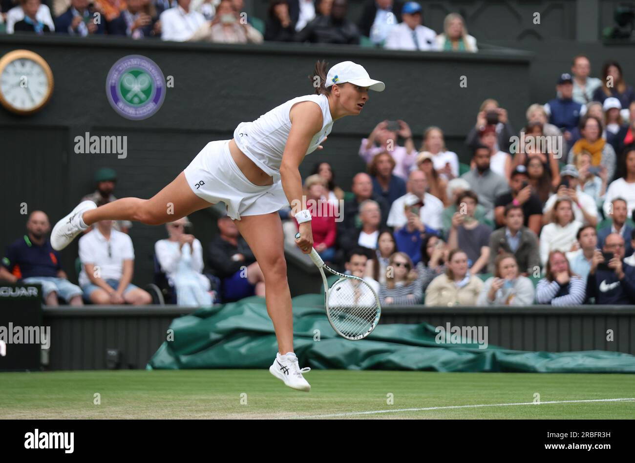 Londra, Regno Unito. 9 luglio 2023. La polacca IgA Swiatek gioca la sua partita contro la svizzera Belinda Bencic il settimo giorno del campionato di Wimbledon 2023 a Londra domenica 9 luglio 2023. Foto di Hugo Philpott/UPI credito: UPI/Alamy Live News Foto Stock