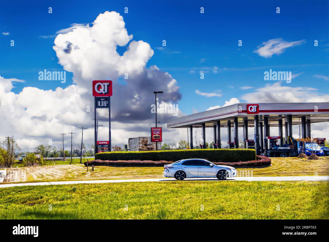 2020 05 14 Tulsa USA Quick Trip Convenience Store e distributore di benzina accanto all'autostrada con semicamion parcheggiato e benzina e auto in marcia su strada Foto Stock