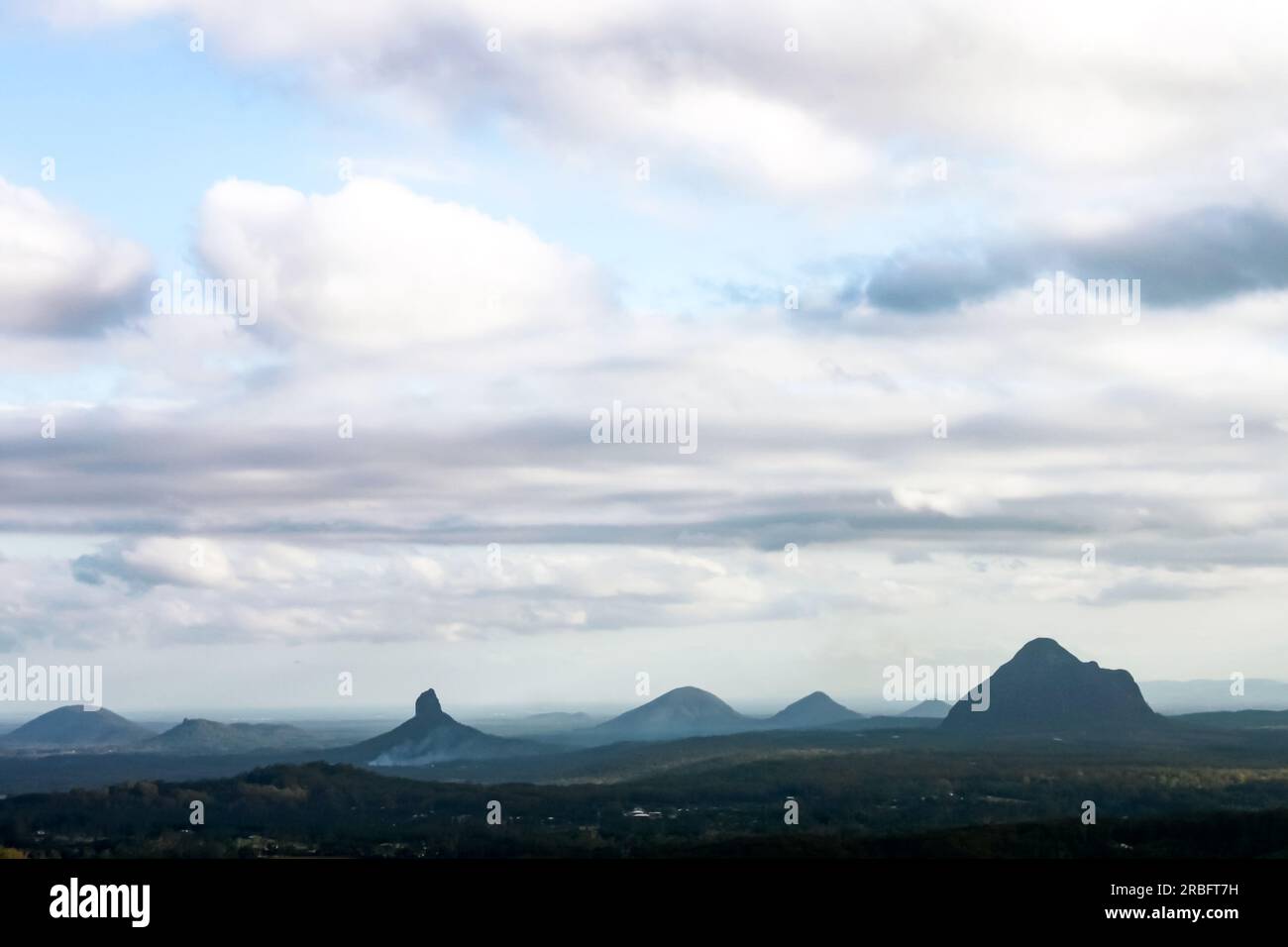 Vulcani estinti - Vetro vista montagne su Sunshine Coast - Queensland - Australia Foto Stock
