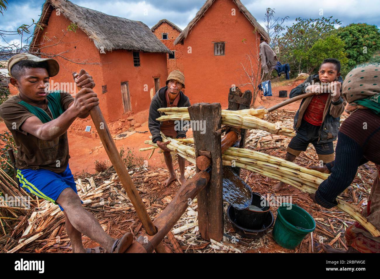 Trasformazione della canna da zucchero ad Ambositra, isola del Madagascar. Ambositra è la capitale della regione di Amoron'i Mania e del distretto di Ambositra. E' vero Foto Stock