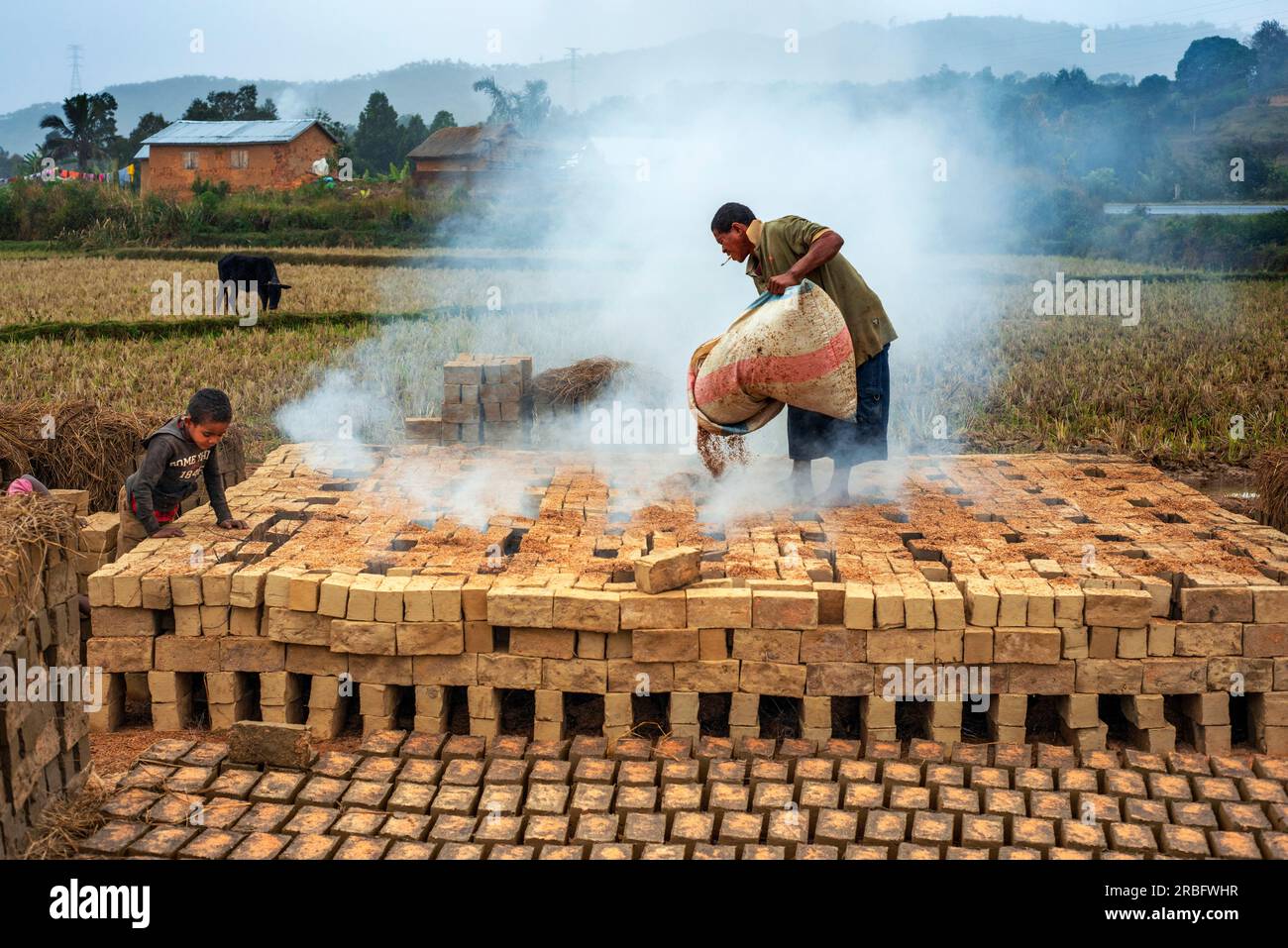 Sito di produzione di mattoni ad Ambatolampy, Antsirabe, provincia di Antananarivo, Madagascar Central Highlands. Foto Stock