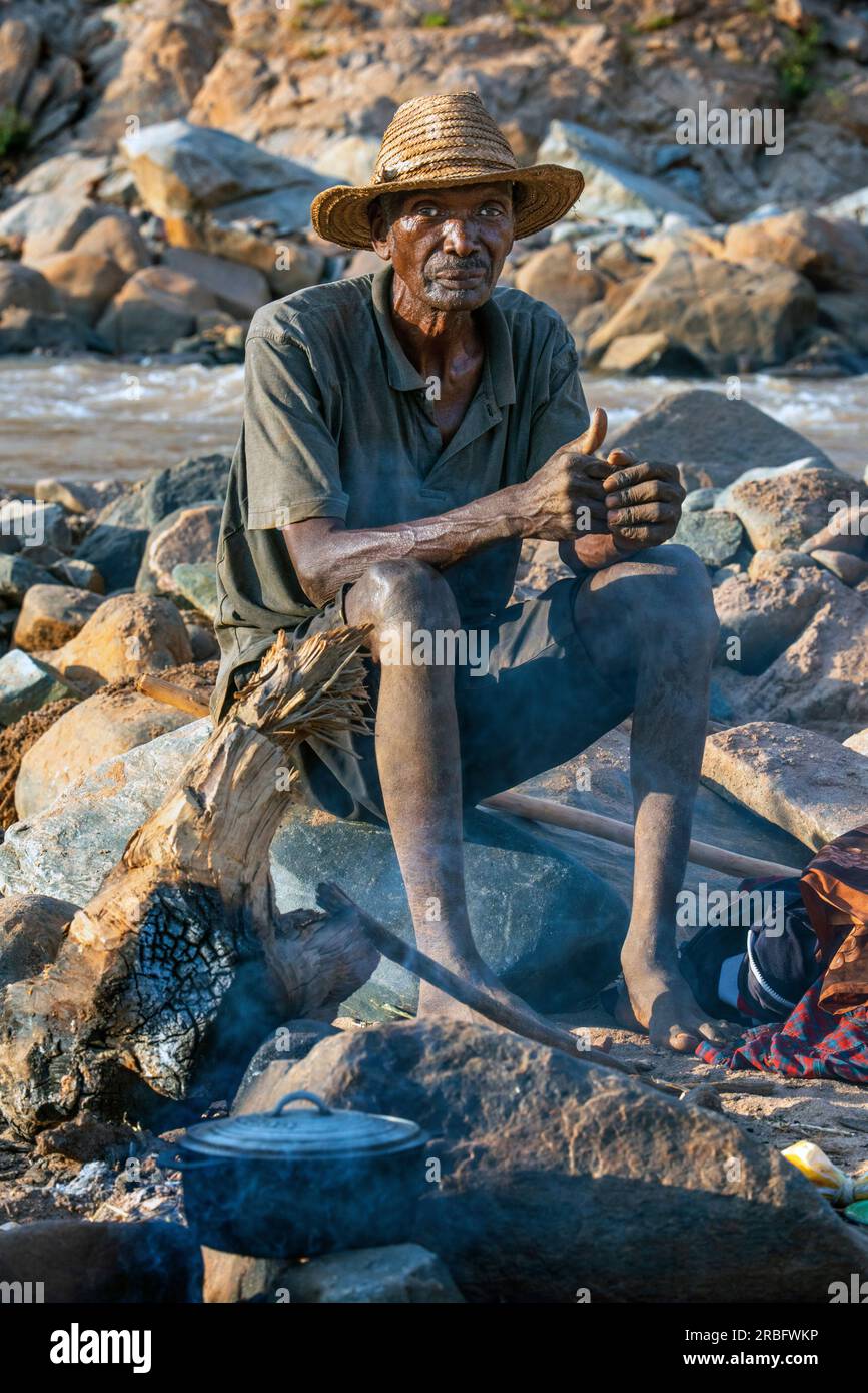 Gente del posto in cerca di oro nel fiume Tsiribihina, regione di Menabe, Africa Foto Stock