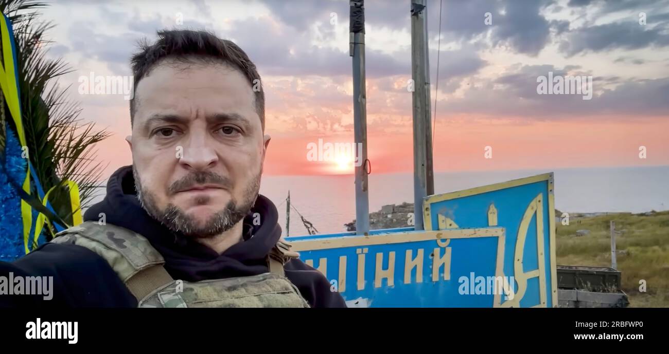 Il presidente ucraino Volodymyr Zelensky colloca fiori sull'isola di Snake per commemorare il 500° giorno dell'invasione russa e della successiva guerra con l'Ucraina. Il 24 febbraio 2022, due navi da guerra russe attaccarono e catturarono Snake Island. Difeso dall'esercito ucraino, il 30 giugno 2022, l'Ucraina ha annunciato di aver cacciato le forze russe dall'isola. Foto Stock