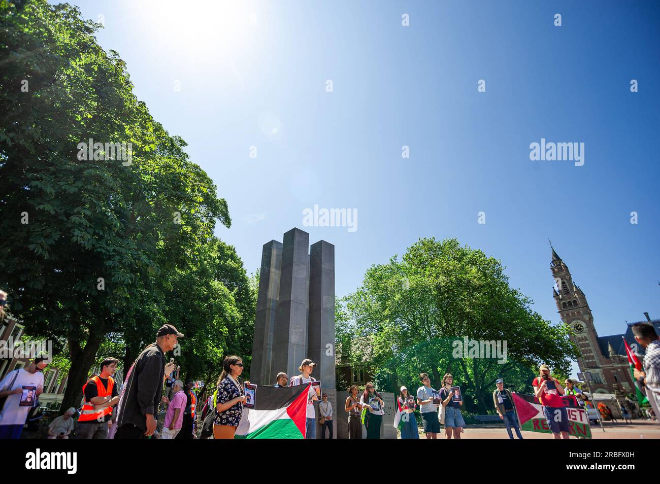 I manifestanti hanno una bandiera durante la marcia “giustizia per Jenin” al Palazzo della Pace. Il 3 luglio 2023, le forze armate israeliane hanno lanciato una violenta invasione di Jenin e Jenin Camp come punizione collettiva per la crescente resistenza palestinese. Il campo fu invaso da oltre 1000 soldati israeliani. Il campo di Jenin è stato attaccato con droni, razzi e veicoli militari armati. 12 palestinesi uccisi, quattro di loro avevano meno di 18 anni e altre decine sono rimaste ferite. Israele ha detto che stava prendendo di mira i militanti. L'infrastruttura del campo fu distrutta, costringendo i residenti di Jenin a ricostruire una volta. 3000 palestinesi lo erano Foto Stock