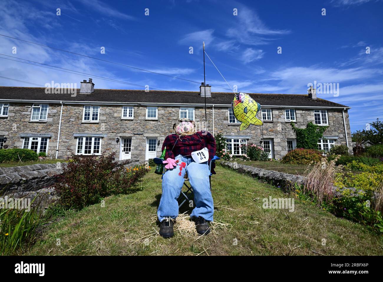 Spaventapasseri, stizi, città, giardini, paglia, cappelli, vestiti, fiori, fatti in casa, competizione, annuale, esca, manichino, umano, forma, consistenza, umanoide, Foto Stock