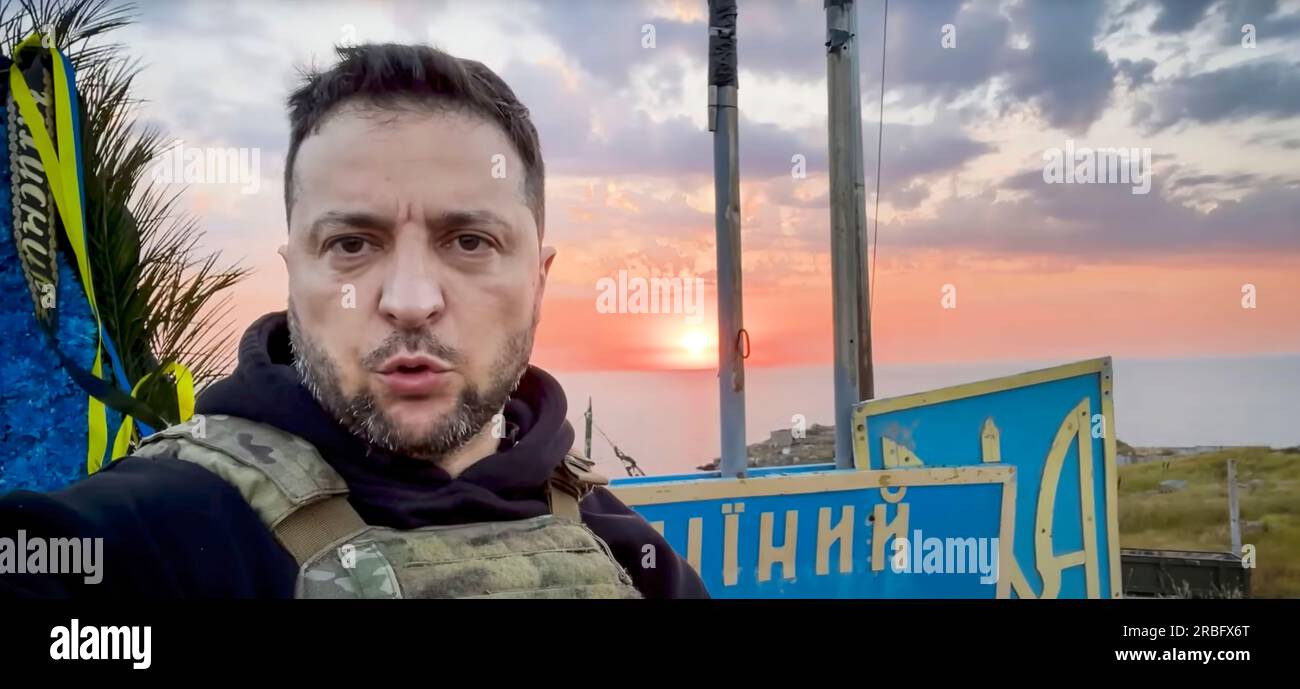 Il presidente ucraino Volodymyr Zelensky colloca fiori sull'isola di Snake per commemorare il 500° giorno dell'invasione russa e della successiva guerra con l'Ucraina. Il 24 febbraio 2022, due navi da guerra russe attaccarono e catturarono Snake Island. Difeso dall'esercito ucraino, il 30 giugno 2022, l'Ucraina ha annunciato di aver cacciato le forze russe dall'isola. Foto Stock