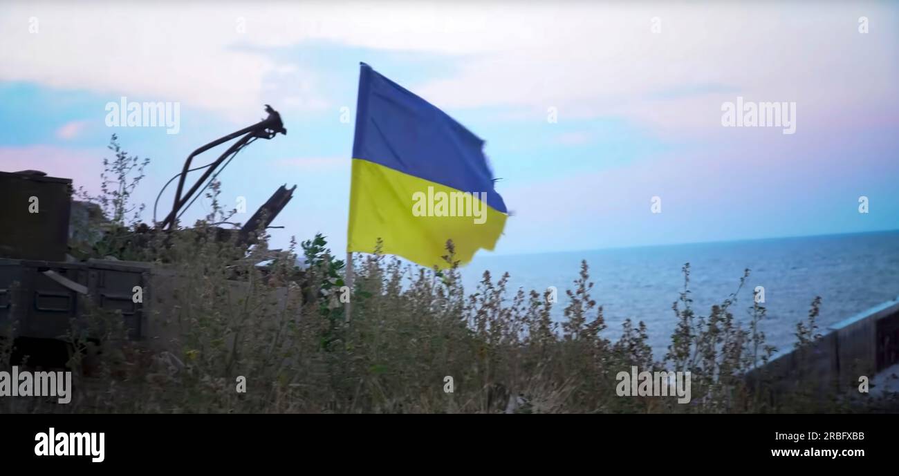 Il presidente ucraino Volodymyr Zelensky colloca fiori sull'isola di Snake per commemorare il 500° giorno dell'invasione russa e della successiva guerra con l'Ucraina. Il 24 febbraio 2022, due navi da guerra russe attaccarono e catturarono Snake Island. Difeso dall'esercito ucraino, il 30 giugno 2022, l'Ucraina ha annunciato di aver cacciato le forze russe dall'isola. Foto Stock