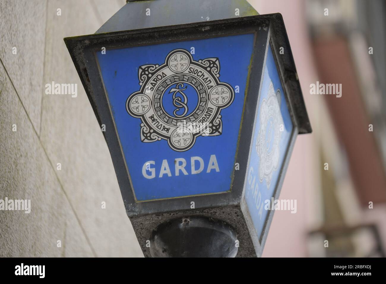 Logo Gardai fuori dalla stazione di Garda Foto Stock