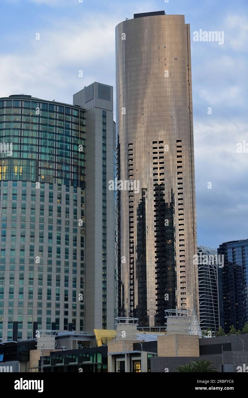 745 alti edifici del sobborgo di Southbank visti dall'altra parte del fiume Yarra. Melbourne-Australia. Foto Stock