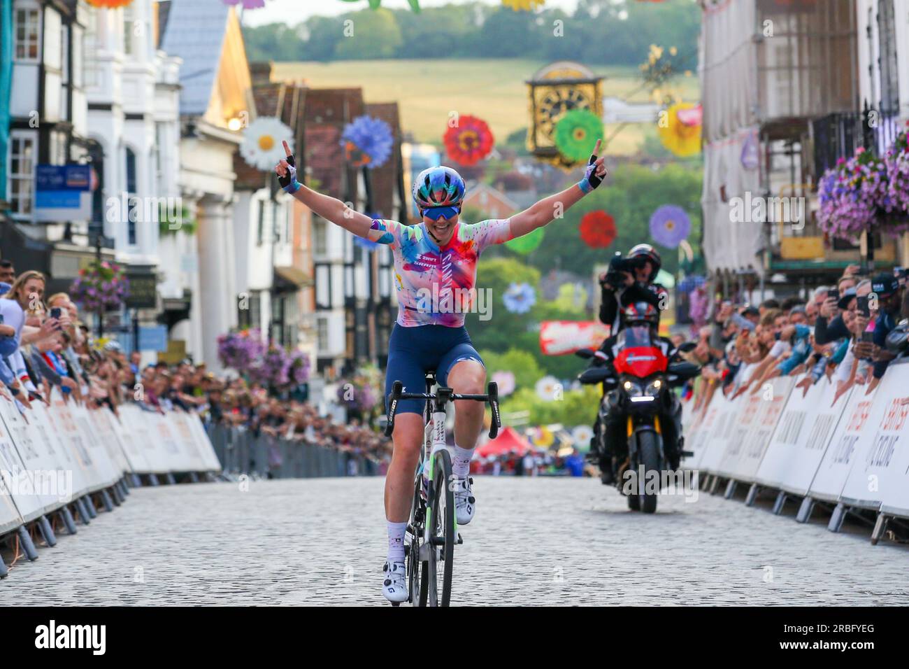 Alex Morrice (Canyon SRAM) che attraversa la linea da solo vincendo il Gran Premio femminile Parcours Guildford nel centro di Guildford, British Cycling National Foto Stock