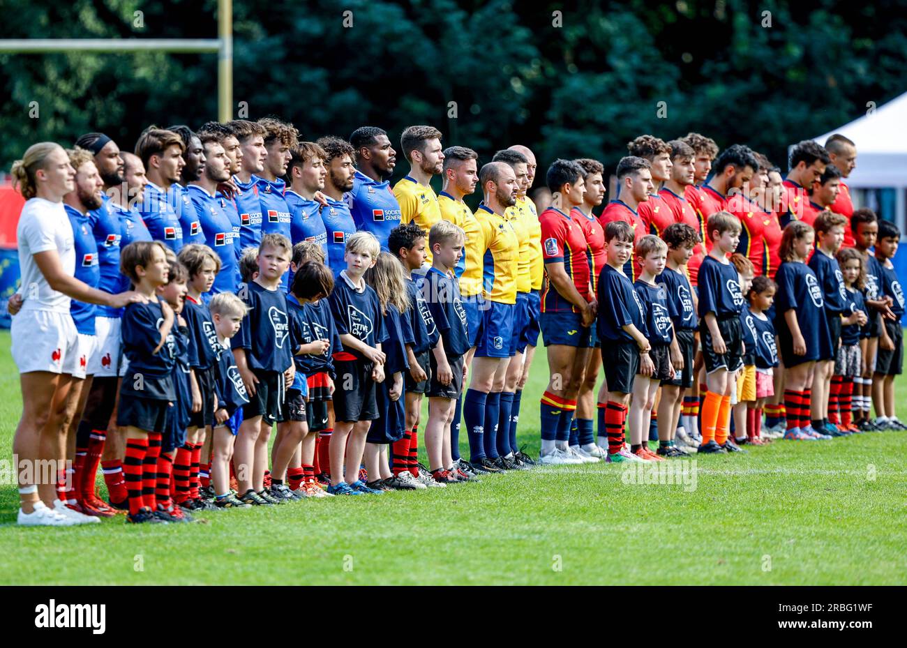 Amburgo, Germania. 9 luglio 2023. Rugby: Torneo finale del Campionato europeo maschile dei diciassette allo Steinwiesenweg Sports Park. Le squadre finali Francia (l) e Spagna si sono schierate per la partita. Crediti: Axel Heimken/dpa/Alamy Live News Foto Stock
