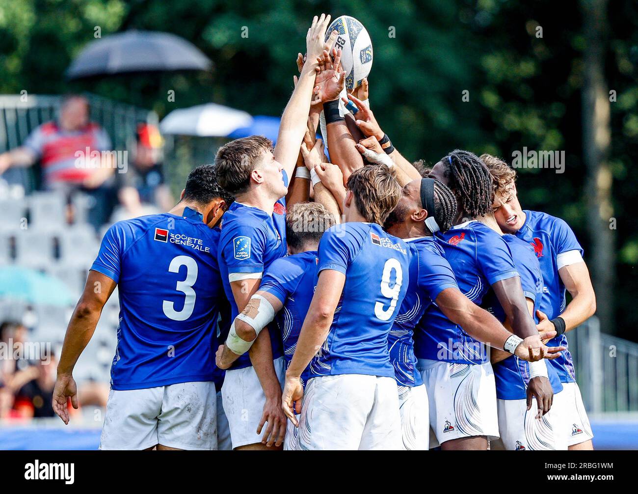 Amburgo, Germania. 9 luglio 2023. Rugby: Torneo finale del Campionato europeo dei sette uomini allo Steinwiesenweg Sports Park. La squadra Francia forma un cerchio prima del calcio d'inizio. Crediti: Axel Heimken/dpa/Alamy Live News Foto Stock