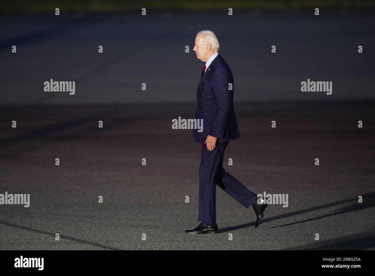 Il presidente DEGLI STATI UNITI Joe Biden arriva sull'Air Force One all'aeroporto di Stansted nell'Essex, in vista dei suoi incontri con il primo ministro Rishi Sunak e re Carlo III Data foto: Domenica 9 luglio 2023. Foto Stock