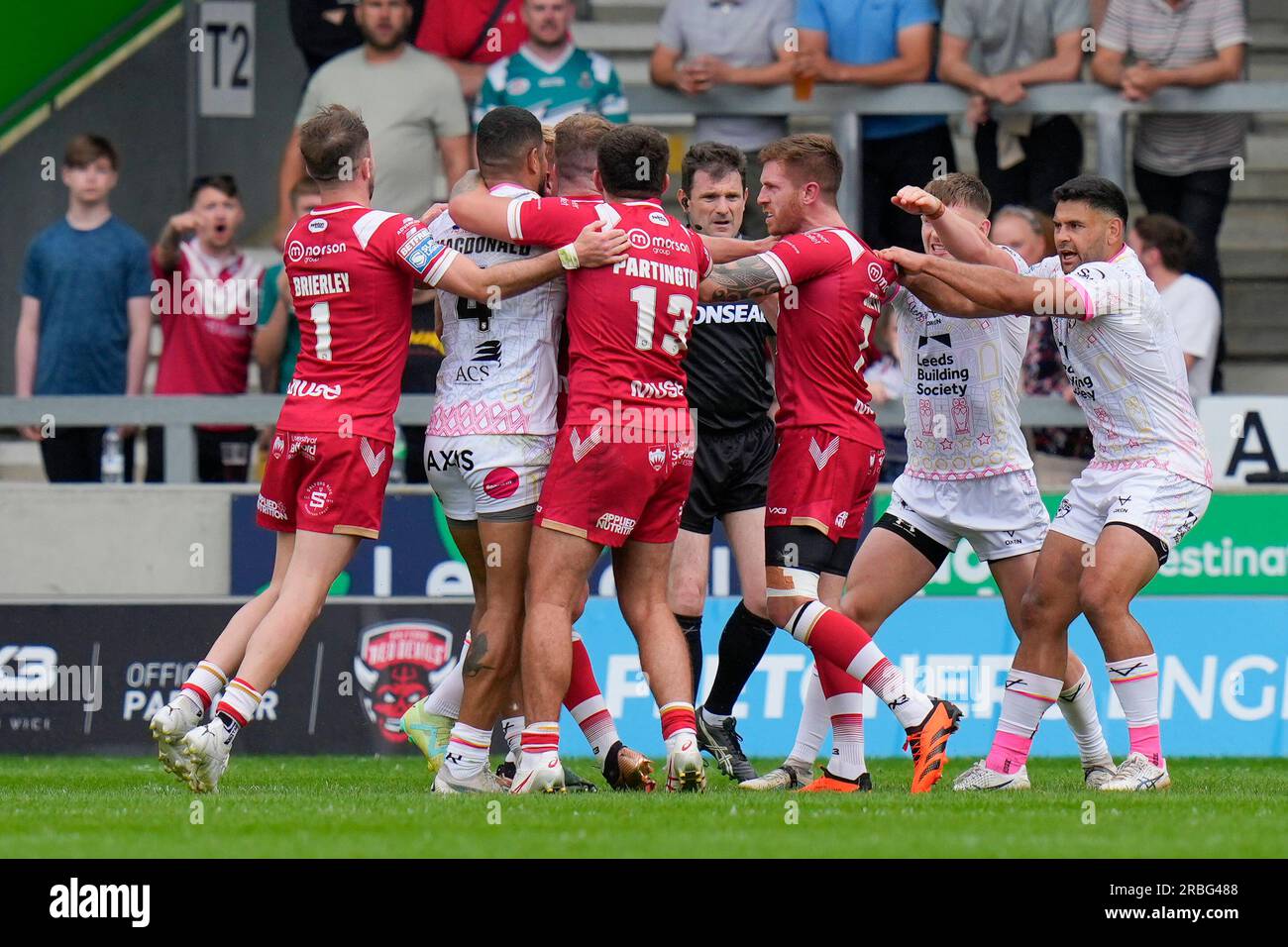 Le cose si scaldano mentre i giocatori di entrambe le parti si tuffano durante la partita di Betfred Super League Round 18 Salford Red Devils vs Leeds Rhinos all'AJ Bell Stadium, Eccles, Regno Unito, 9 luglio 2023 (foto di Steve Flynn/News Images) Foto Stock