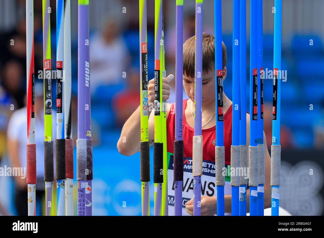 Charlie Evans sceglie il suo giavellotto durante i Campionati di atletica leggera del Regno Unito alla Manchester Regional Arena, Manchester, Regno Unito, il 9 luglio 2023 (foto di Conor Molloy/News Images) Foto Stock