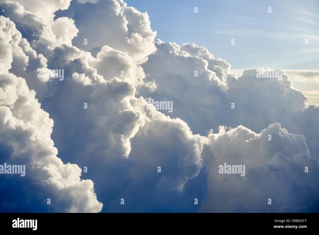 Belle nuvole soffici nel cielo. Paesaggio nuvoloso natura sfondo Foto Stock