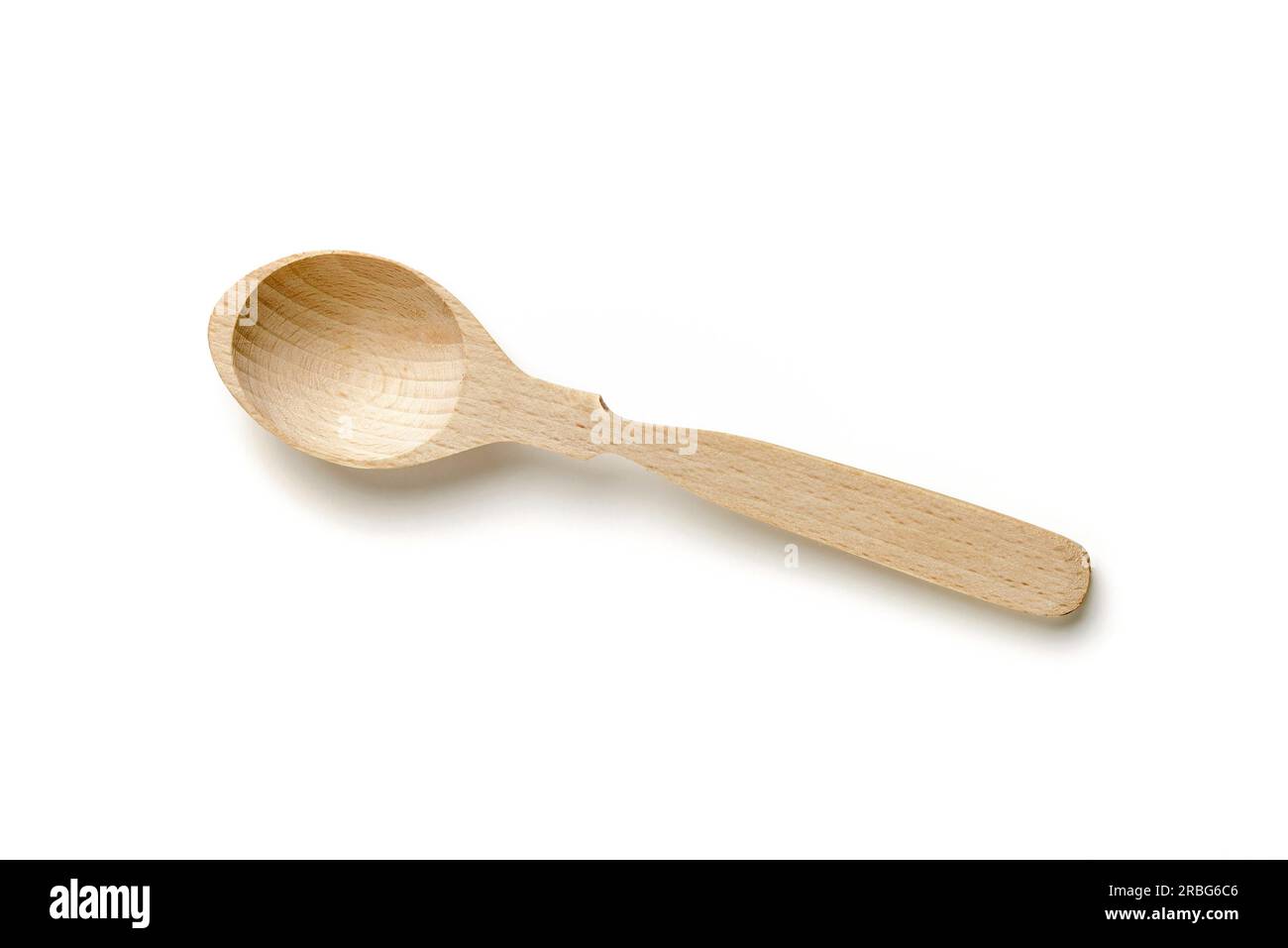 Un piccolo cucchiaio di legno isolato su sfondo bianco Foto Stock