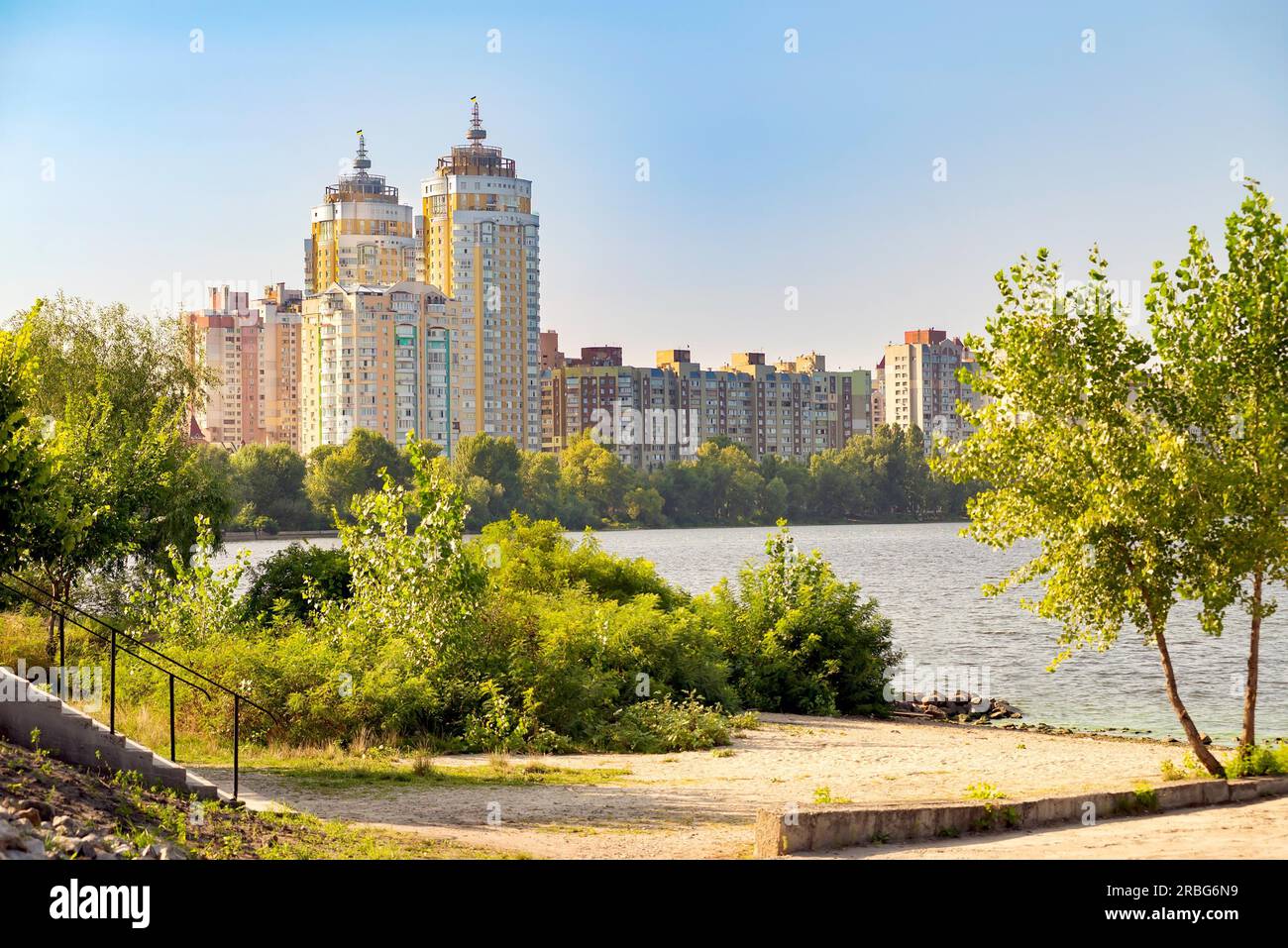 Alti edifici Obolon vicino al fiume Dnieper a Kiev, Ucraina Foto Stock