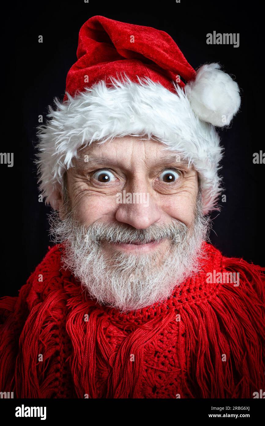 Ritratto di un uomo adulto con barba bianca mascherata in Babbo Natale per le vacanze di Natale e Capodanno Foto Stock