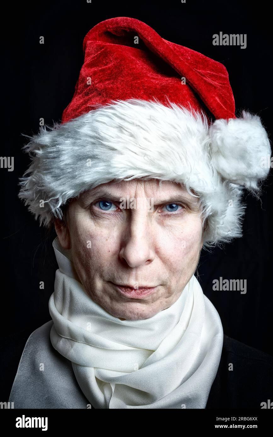 Ritratto di un arrabbiato donna adulta dissimulata in Babbo Natale per le vacanze di Natale e Capodanno Foto Stock