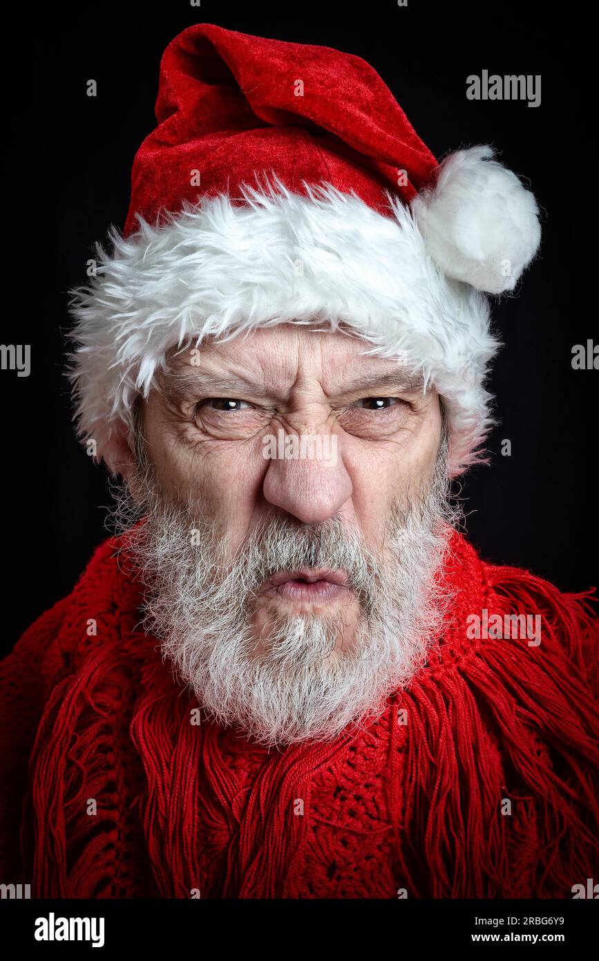 Ritratto di un uomo adulto con barba bianca mascherata in Babbo Natale per le vacanze di Natale e Capodanno Foto Stock