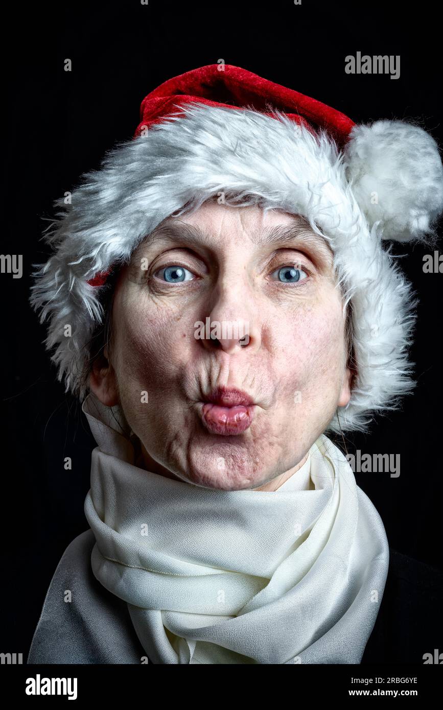 Ritratto di un bacio donna adulta dissimulata in Babbo Natale per le vacanze di Natale e Capodanno Foto Stock